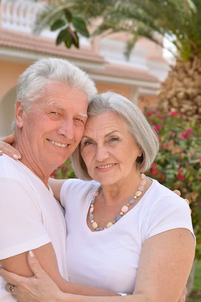 Senior paar in de buurt van hotel resort — Stockfoto