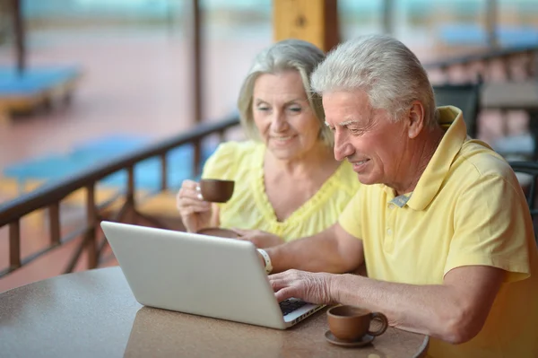 Volwassen paar met laptop — Stockfoto