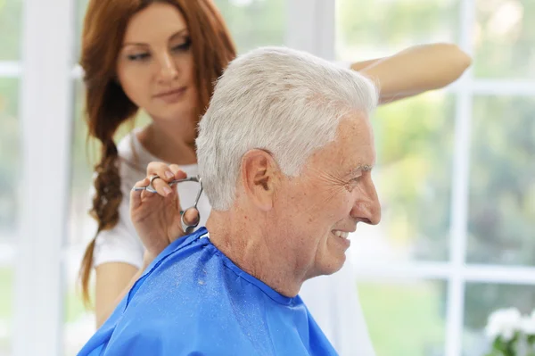 Uomo che ha un taglio di capelli dal parrucchiere — Foto Stock