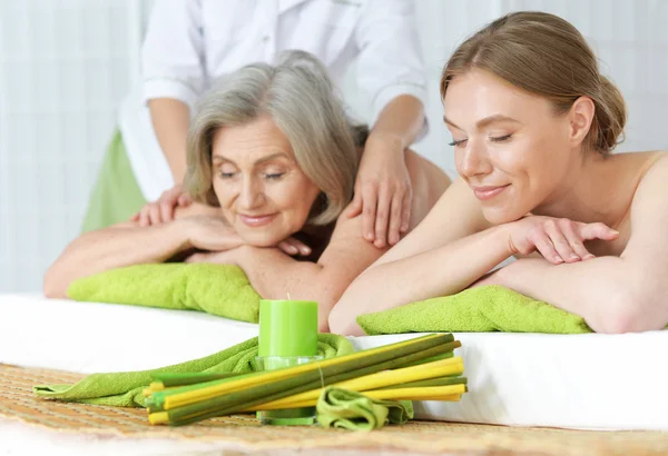 Schöne Frauen bekommen Wellness-Behandlung. — Stockfoto