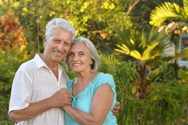 Casal sénior perto do resort do hotel — Fotografia de Stock