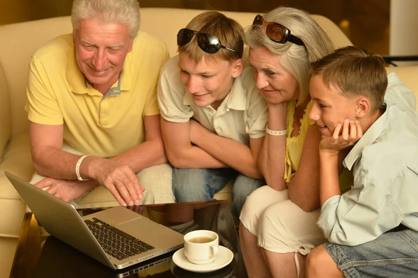 Niños con abuelos y portátil —  Fotos de Stock