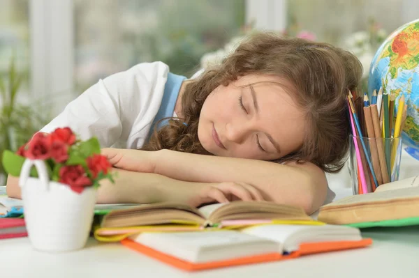 Uczeń dziewczyna spania na książki — Zdjęcie stockowe