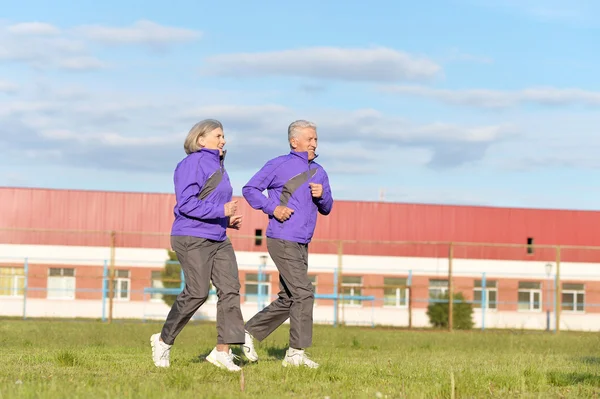 Senior par jogging i parken — Stockfoto