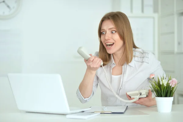 Ung kvinna med bärbar dator — Stockfoto