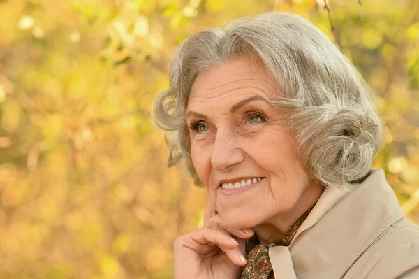 Starsza kobieta w jesiennym parku — Zdjęcie stockowe