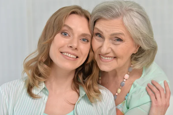 Mujer mayor con hija — Foto de Stock