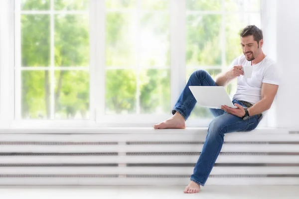 Young man with computer laptop — Stock Photo, Image