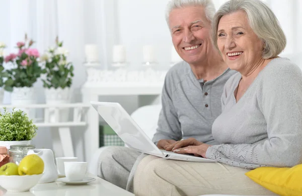 Couple aîné avec ordinateur portable — Photo