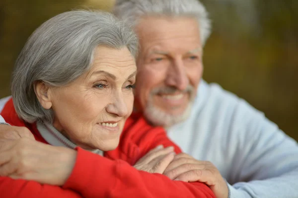 Seniorenpaar in herfstpark — Stockfoto