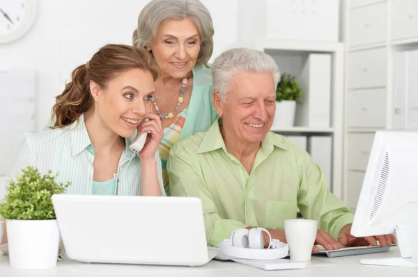 Empresarios felices con el ordenador portátil — Foto de Stock