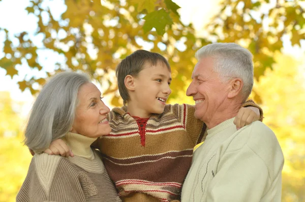 Familia en el parque de otoño — Foto de Stock