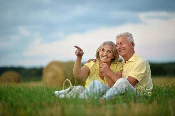 Счастливая пожилая пара летом — стоковое фото