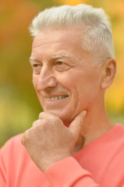 Homme âgé dans le parc — Photo