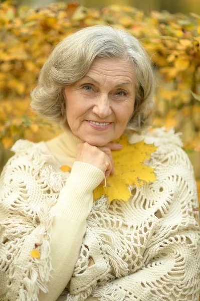 Mujer mayor en el parque de otoño — Foto de Stock