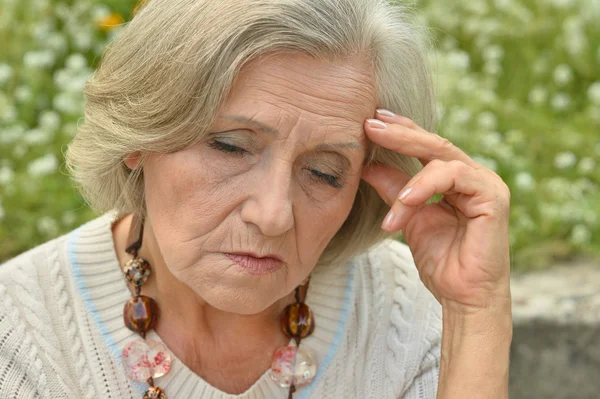 Mulher velha triste agradável — Fotografia de Stock