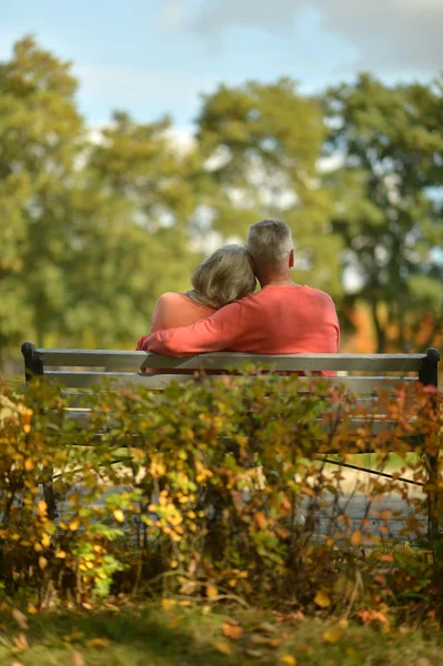 Casal sênior no parque de outono — Fotografia de Stock