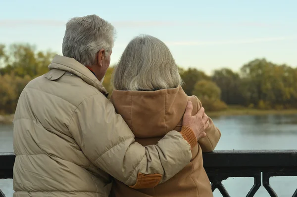 Glückliches Seniorenpaar in der Nähe des Flusses — Stockfoto