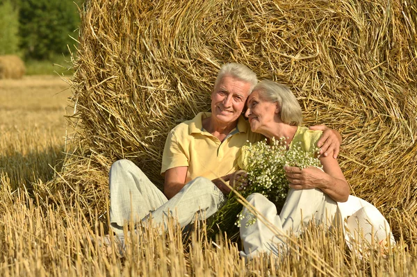 Счастливая пожилая пара летом — стоковое фото