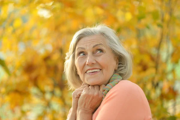 Mujer mayor en el parque de otoño — Foto de Stock