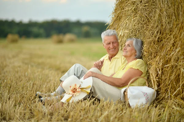 Gelukkige senior paar in de zomer — Stockfoto