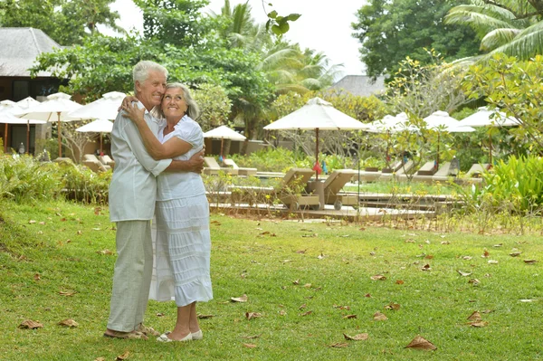 Seniorenpaar in der Nähe von Hotel-Resort — Stockfoto