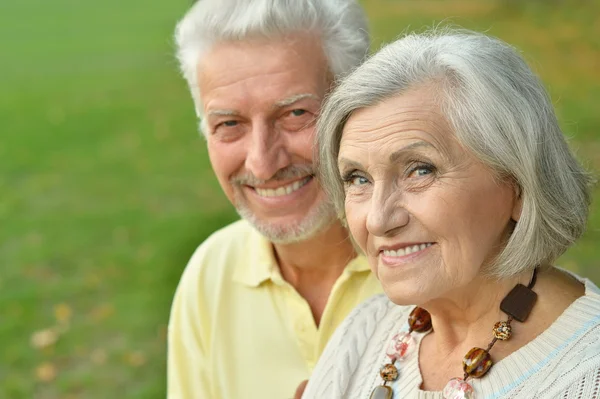 Couple d'âge mûr dans le parc de printemps — Photo