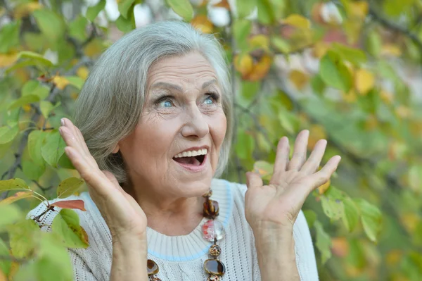 Senior kvinna i höstparken — Stockfoto