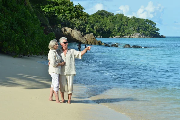 Couple âgé se reposer à la plage tropicale — Photo