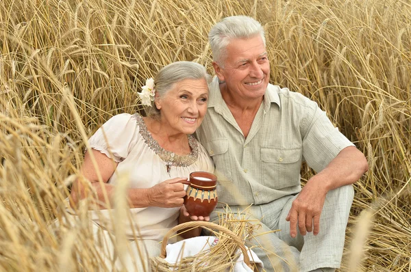 Senior paar rust aan zomer veld — Stockfoto