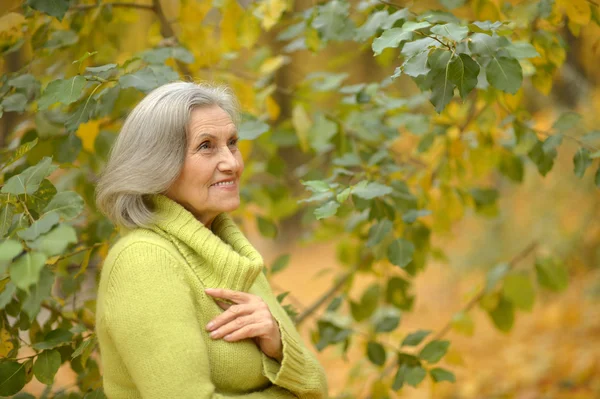 Mulher sênior no parque de outono — Fotografia de Stock