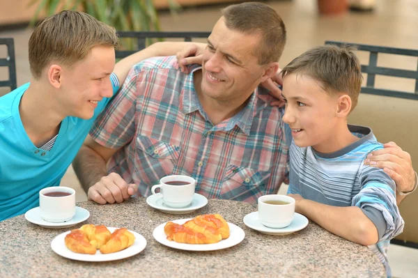 男と朝食を持つ二人の少年 — ストック写真