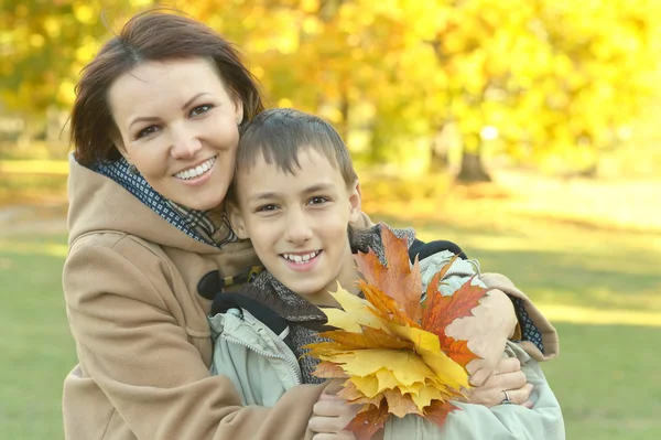 秋の公園で少年と母 — ストック写真