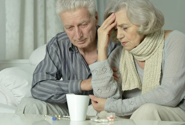 Homem idoso e mulher com gripe — Fotografia de Stock