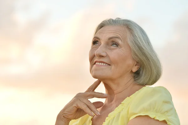 Portret van een mooie oudere vrouw — Stockfoto