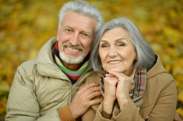 Pareja mayor en el parque de otoño —  Fotos de Stock