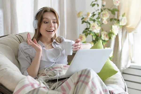 Joven hermosa mujer en auriculares —  Fotos de Stock