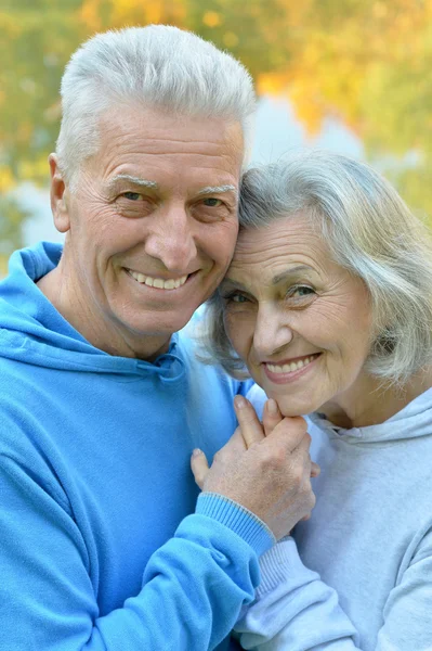 Seniorenpaar in herfstpark — Stockfoto