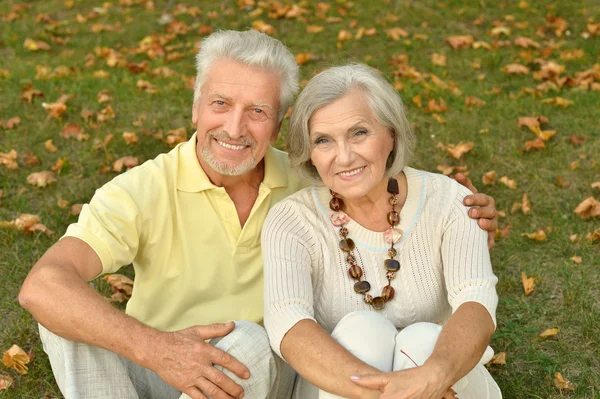 Ouder paar in voorjaar park — Stockfoto