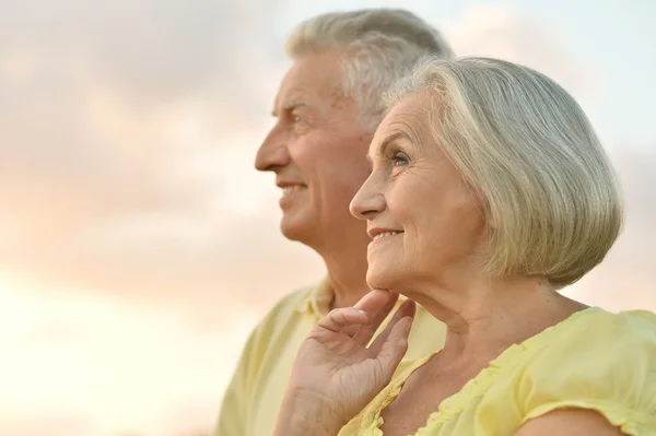 Pareja de ancianos en el fondo del cielo —  Fotos de Stock