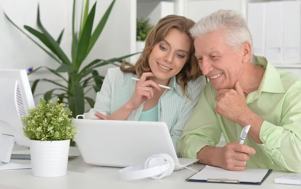 Portret van ondernemers met laptop — Stockfoto