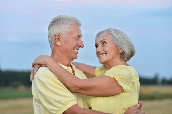 Lyckliga äldre par i sommar — Stockfoto