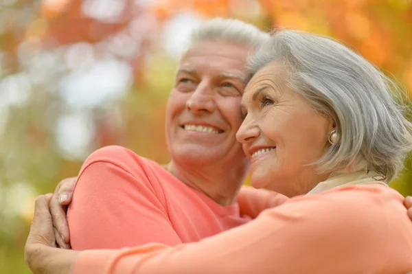 Pareja mayor en el parque de otoño — Foto de Stock