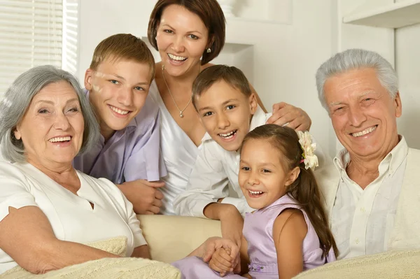 Lycklig familj med barn — Stockfoto