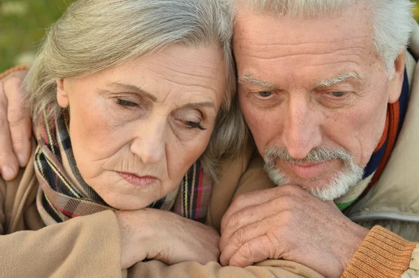 Sad senior couple in  park — Stock Photo, Image