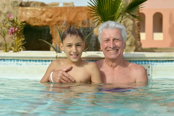 Nonno con nipote in piscina — Foto Stock