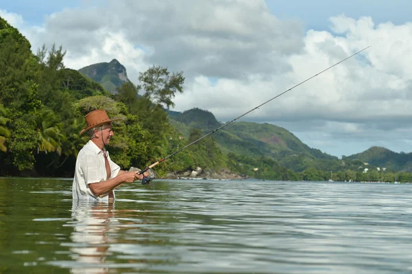 Älterer Mann fischt im Meer — Stockfoto