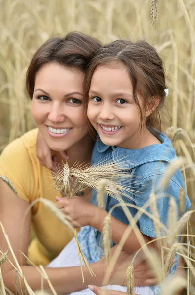 Anne ve kızı, buğday alanı — Stok fotoğraf