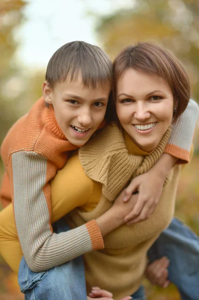 Madre con ragazzo nel parco autunnale — Foto Stock