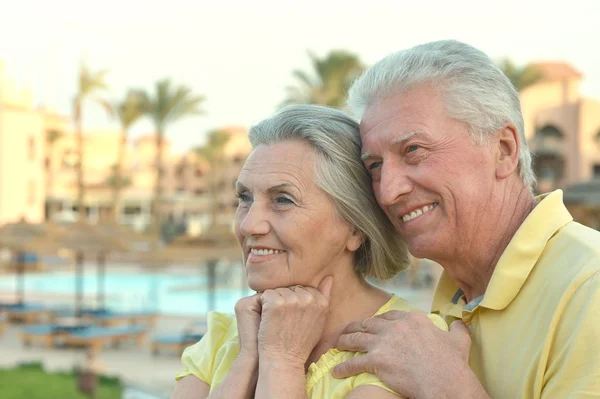 Äldre par nära pool — Stockfoto